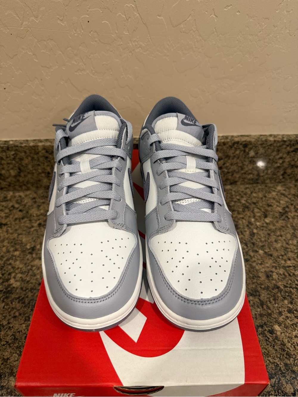 Nike MENS Low-Top Sneakers in White and Light Gray